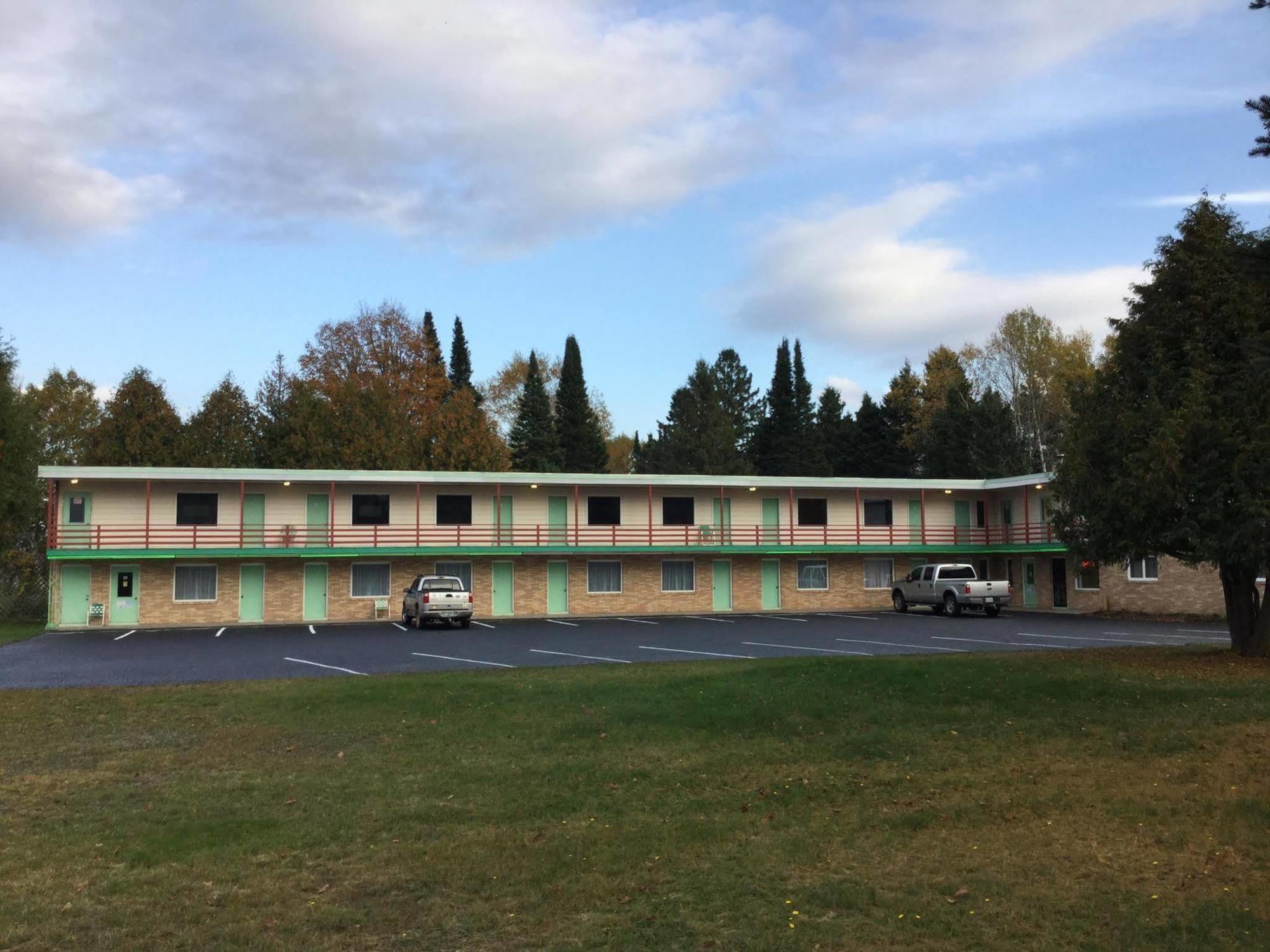 Cedars Motel Ironwood Exterior photo